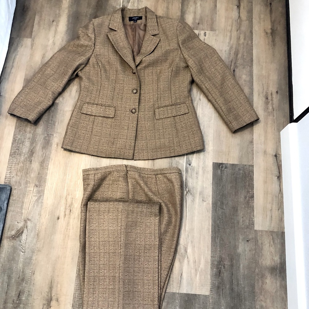 Jones wear women’s beige two piece suit.